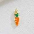Vue macro d'un pendentif carotte doré avec feuille de coeur verte pour bijoux DIY - Style Carotte Créative (10)