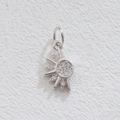 Vue détaillée du pendentif soleil en argent serti de zircons cubiques brillants - Soleil Pavé de Strass Argenté (5867416729803)