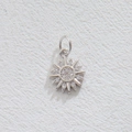 Pendentif étoile argentée avec pierres blanches sur cuir en gros plan vue macro - Étoile Pavée de Strass Argentée (5867416729804)
