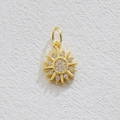Détail du pendentif soleil plaqué or 18k orné de pierres de zircone blanches - Étoile Pavée de Strass Dorée (5867416729805)