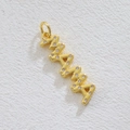 Gros plan du pendentif MAMA plaqué or 18k serti de cristaux de zircone blancs brillants - Lettres MAMA (5867416729807)
