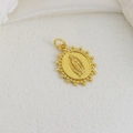 Vue macro du pendentif ovale en or de la Vierge de Guadalupe avec texture rayon de soleil - Style Ovale Vierge Marie Gaufré Or (02)