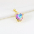 Dettaglio ciondolo a cuore in oro con gemma blu sfumata e decorazione a corona - Stile Cuore Corona Oro (05)