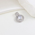 Elegante ciondolo halo in argento con zirconia cubica tonda su seta e pietra bianca - Stile Halo Tondo Argento (01)