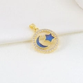 Dettaglio di un ciondolo celeste placcato oro con smalto blu e zirconi brillanti - Stile Anello Stellato Blu Mezzaluna (12)