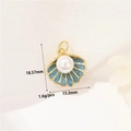 Makro-Detail eines 15,3 mm Muschel-Anhängers in Gold mit blauem Emaille und weißer Perle - Hellblau Muschel Perle (16)
