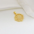 Dettaglio ravvicinato del ciondolo a stella dorata con zirconi cubici su sfondo di seta - Stile Sole a Stella Oro (04)