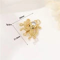 Makro-Detail des Oktopus-Anhängers mit gravierten Texturen und funkelnden Edelsteinen - Strass Krake Stil (23)