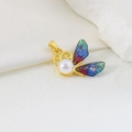 Κομψό χρυσό μενταγιόν πεταλούδα με κεντρικό μαργαριτάρι και πολύχρωμα φτερά - 01