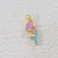 Detail der Meerjungfrau-Anhänger mit rosa Glitzer und blauer Emaille auf Goldlegierung - Rosa Blau Meerjungfrau (05)