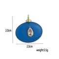 Vista dettagliata ciondolo pietra blu con dimensioni 2,0cm e peso di 3,5g - Giada Blu Sintetica
