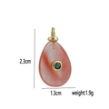 Dettaglio del ciondolo a goccia rossa con pietra verde e gancio dorato, altezza di 2,3 cm - Rosso Anguria