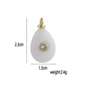 Dettaglio delle dimensioni del ciondolo a goccia che misura 2,3 cm per 1,3 cm - Giada Bianca