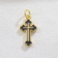 Vista macro de un colgante de cruz chapado en oro de 18k con esmalte negro para bisutería - Negro(02)