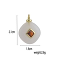 Vista dettagliata delle dimensioni del ciondolo geometrico in pietra 2,1cm per 1,6cm - Cristallo di rocca