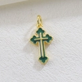 Detalle de colgante de cruz dorada de 18k con esmalte verde oscuro y diseño en relieve - Verde (03)