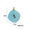 Dettaglio del ciondolo in pietra opaca azzurra con dimensioni di 2,6cm x 2,1cm - Giada di Hainan