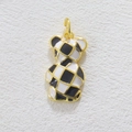 Ciondolo a forma di orsetto con smalto a scacchiera bianco e nero e cornice dorata - Stile Orso a Scacchi (F)