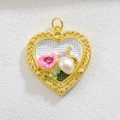 Detalle de colgante de corazón vintage con flor de esmalte rosa y perla de agua dulce - Estilo Perla Floral Calada (05)