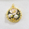 Detalle de un colgante chapado en oro de 18k con motivo floral de esmalte rosa y perlas - Estilo Perla Floral Redonda (06)
