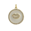 Detalle de colgante bañado en oro de 18k con esmalte blanco y diseño de labios de cristal - Colgante Redondo Labios Dorados