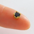 Détail macro d'un petit clou en zircon noir de 3mm avec sertissage à quatre griffes dorées - Strass Rond Noir-Or (07)