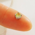 Mini puce d'oreille en cristal jaune taillé avec griffe en argent sur le bout du doigt - Strass Rond Jaune-Argent (09)