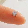 Vue macro d'une perle intercalaire en zircon carré sur le bout du doigt pour comparer la taille - Strass Rond Transparent-Argent (12)