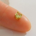 Vue détaillée d'un petit clou en pierre jaune avec sertissage à quatre griffes dorées - Strass Rond Jaune-Or (11)