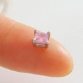 Gros plan d'un clou d'oreille avec pierre rose carrée et monture argentée à quatre griffes - Strass Carré Rose-Argent (16)