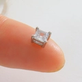 Vue macro d'une petite perle de cristal carrée sur un serti argenté à quatre griffes - Strass Carré Transparent-Argent (18)