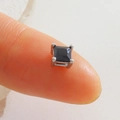 Gros plan d'une perle en zircon noir coupe princesse avec serti à quatre griffes en argent - Strass Carré Noir-Argent (19)