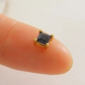Puce d'oreille micro en pierre noire carrée avec serti à quatre griffes dorées sur doigt - Strass Carré Noir-Or (20)