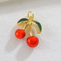 Handgefertigter Kirsch-Anhänger mit roter Harzfrucht und Gold-Metallblatt im Makro - Emaille Grünes Blatt (05)