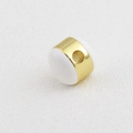 Detalle macro de una cuenta espaciadora de oro de 18k con cerámica blanca para joyas DIY - Cuenta de Barril Blanco Dorado (17)