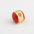 Vista macro detallada de una cuenta redonda bañada en oro con esmalte rojo para joyas - Cuenta de Barril Rojo Dorado (18)