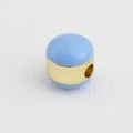 Detalle macro de cuenta de esmalte azul cielo con banda central de metal dorado 18k - Cuenta Barril Azul Claro Dorado (16)