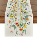 Frühlings-Tischläufer mit buntem Wildblumenmuster und Karorahmen auf dunklem Holztisch - Frühlings Wildblume