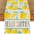 Hello Summer Tischläufer aus Baumwollleinen mit Zitronenmuster auf dunklem Holztisch - Hello Summer Zitrone (5319177161397)
