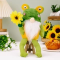 Gnome grenouille en tricot vert avec barbe blanche tenant une tournesol jaune éclatant - Style Gnome Grenouille Mâle (Barbe & Tournesol)