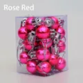Gros plan de boules de Noël rose rouge de 2cm en boîte PVC avec cordons de suspension argentés - 2cm 24 Pièces/Paquet / Rose rouge