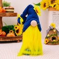 Gnome en peluche bleu avec tournesol, barbe jaune et nez en bois sur plateau rustique - Gnome Mâle Bleu Tournesol