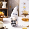 Weihnachtswichtel mit Blessed Strickmütze und schwarz-weiß karierter Herzdekoration - Weiße Mütze Mit Herz (Blessed)