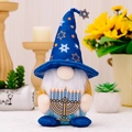 Gnome de Hanoucca en peluche avec chapeau bleu Étoile de David et une ménorah - Style Hanoucca Menorah