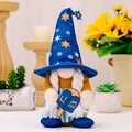 Gnome de Hanoucca en peluche avec chapeau bleu étoilé et toupie décorative - Style Hanoucca Dreidel
