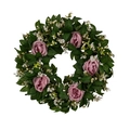 Rosa Rosenkranz für die Haustür-Deko mit grünen Blättern und weißen kleinen Akzentblumen - Rosa