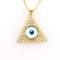 Macro-opname van vergulde driehoekige hanger met kristallen en blauw oog-motief - Blauw-Witte Textuurstijl (03)