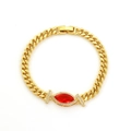 Dettaglio del bracciale a catena cubana dorata con zircone rosso marquise e chiusura - Rosso