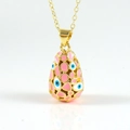 Vue détaillée du pendentif ovale en or 18 carats avec émail rose et motif œil protecteur - Rose (06)