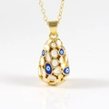 Détail du pendentif goutte plaqué or 18K avec œil bleu et accents en émail blanc - Blanc (07)
